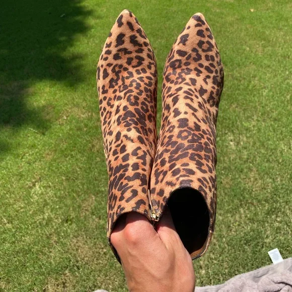Heeled Booties Cheetah Print, Size 10 - Picture 3 of 8